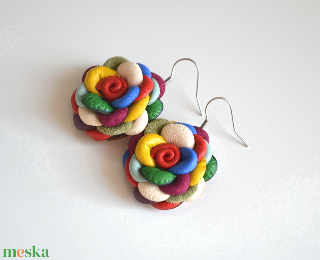 Multicolor extra- virágfülbevaló bőrből - ékszer - fülbevaló - lógó fülbevaló - Meska.hu Multicolor extra- virágfülbevaló bőrből - ékszer - fülbevaló - lógó fülbevaló - Meska.hu