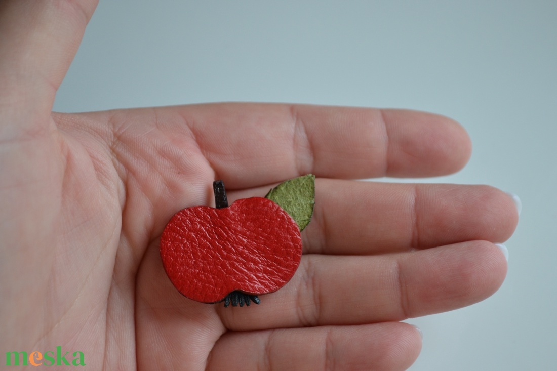Pici alma-kitűző valódi bőrből - ékszer - kitűző és bross - kitűző - Meska.hu Pici alma-kitűző valódi bőrből - ékszer - kitűző és bross - kitűző - Meska.hu