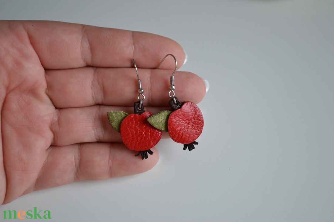 Mini alma-fülbevaló valódi bőrből - ékszer - fülbevaló - lógó fülbevaló - Meska.hu Mini alma-fülbevaló valódi bőrből - ékszer - fülbevaló - lógó fülbevaló - Meska.hu