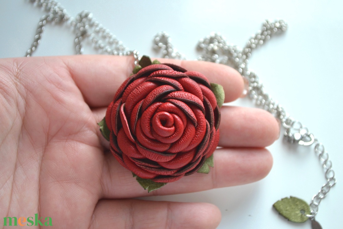 Rózsa-hosszú nyaklánc valódi bőrrel - ékszer - nyaklánc - hosszú nyaklánc - Meska.hu