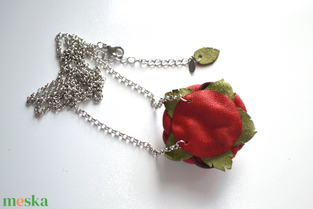 Rózsa-hosszú nyaklánc valódi bőrrel - ékszer - nyaklánc - hosszú nyaklánc - Meska.hu