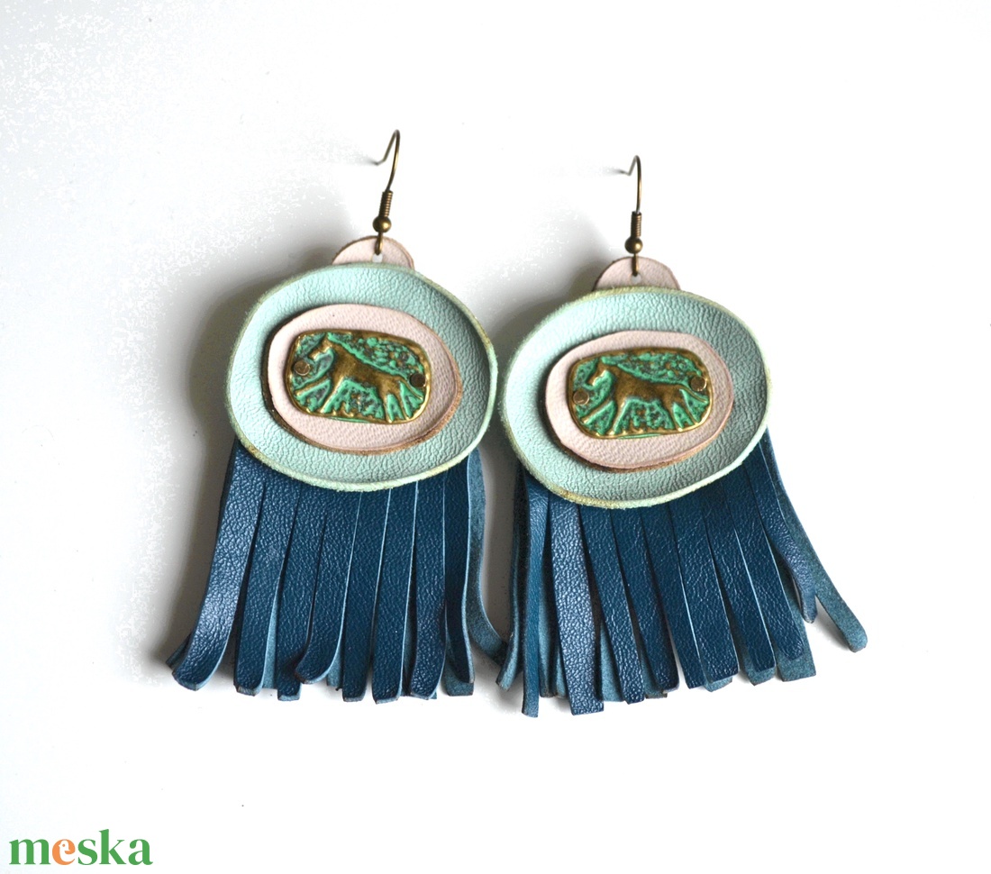 Lovakkal suttogó-fülbevaló valódi bőrrel - ékszer - fülbevaló - lógó csepp fülbevaló - Meska.hu