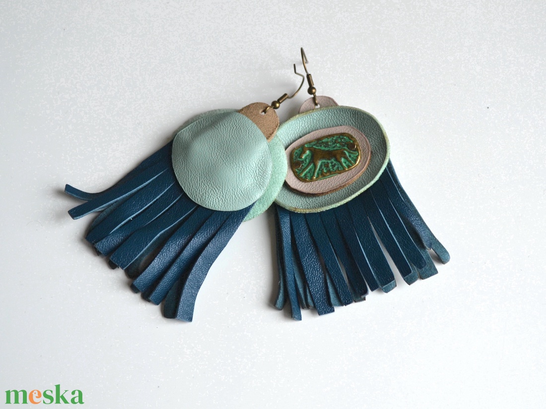 Lovakkal suttogó-fülbevaló valódi bőrrel - ékszer - fülbevaló - lógó csepp fülbevaló - Meska.hu