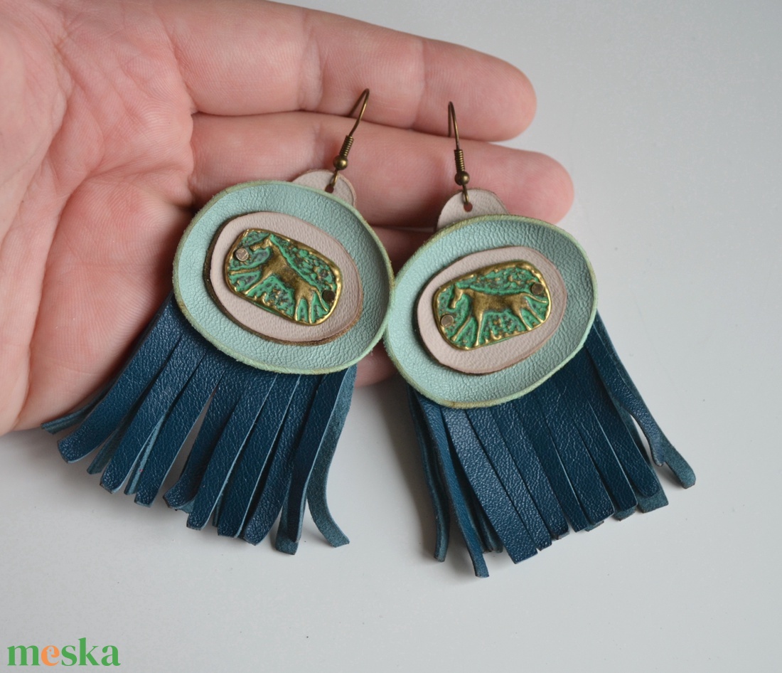 Lovakkal suttogó-fülbevaló valódi bőrrel - ékszer - fülbevaló - lógó csepp fülbevaló - Meska.hu