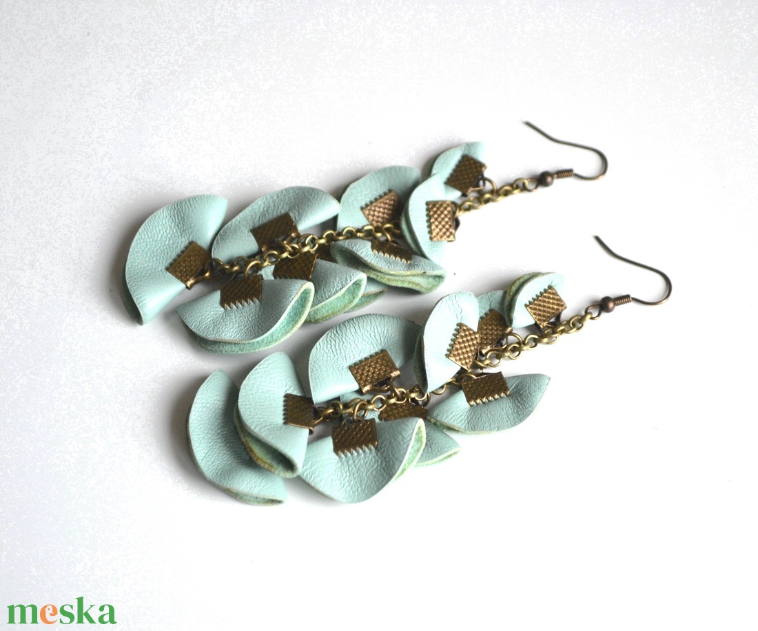 Szirmok szabadon-valódi bőr fülbevaló  - ékszer - fülbevaló - lógó fülbevaló - Meska.hu