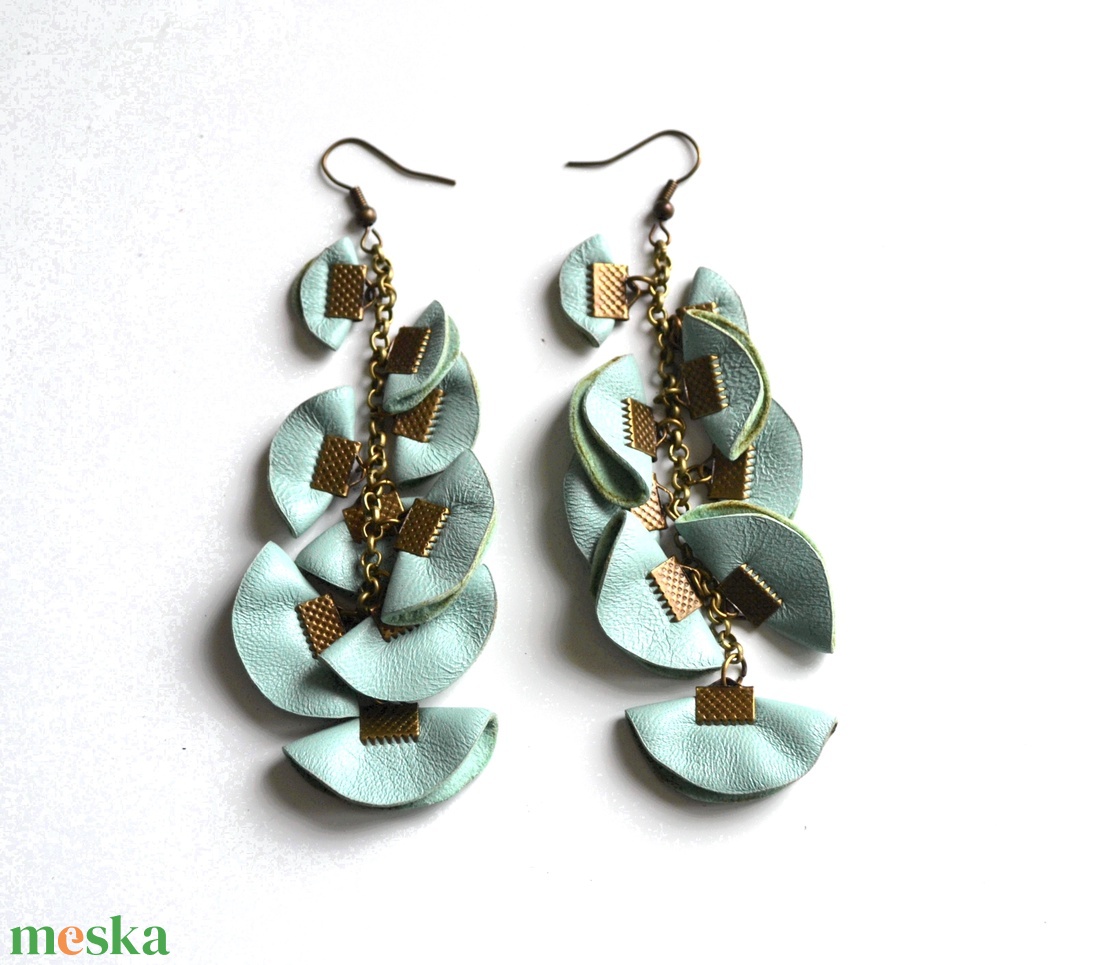 Szirmok szabadon-valódi bőr fülbevaló  - ékszer - fülbevaló - lógó fülbevaló - Meska.hu