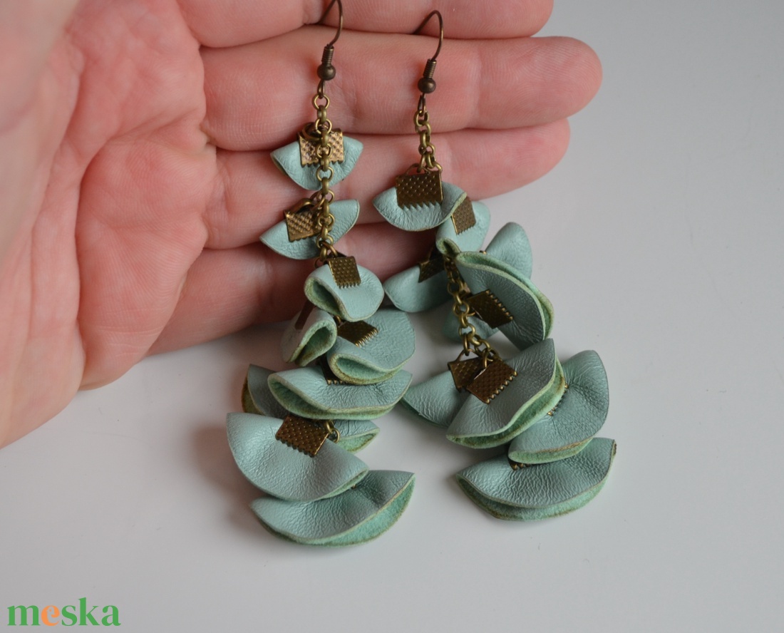 Szirmok szabadon-valódi bőr fülbevaló  - ékszer - fülbevaló - lógó fülbevaló - Meska.hu