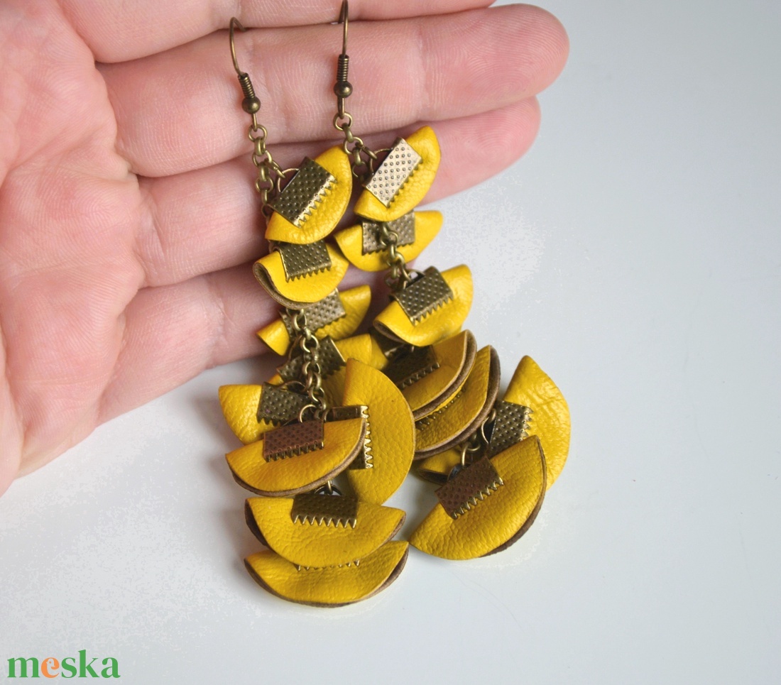 Szirmok szabadon-valódi bőr fülbevaló  - ékszer - fülbevaló - lógó fülbevaló - Meska.hu