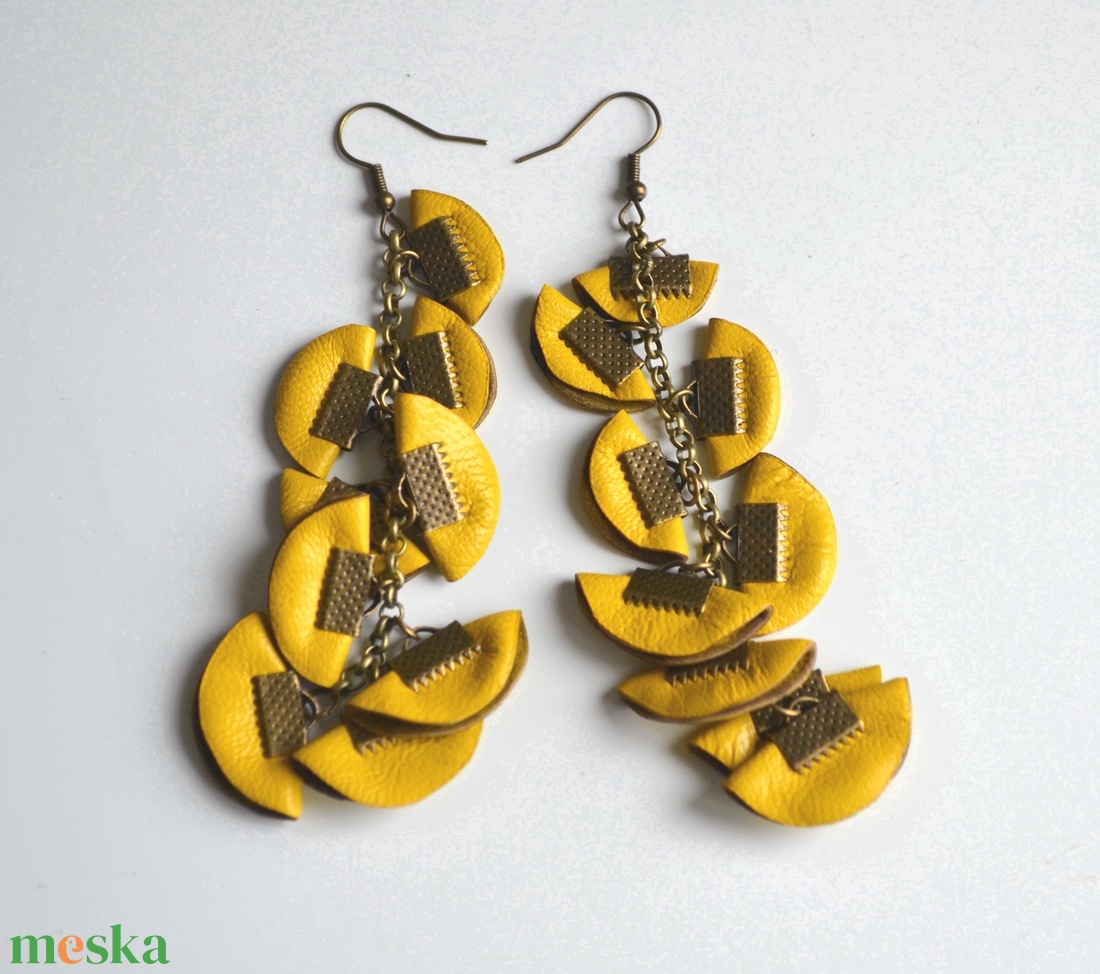 Szirmok szabadon-valódi bőr fülbevaló  - ékszer - fülbevaló - lógó fülbevaló - Meska.hu