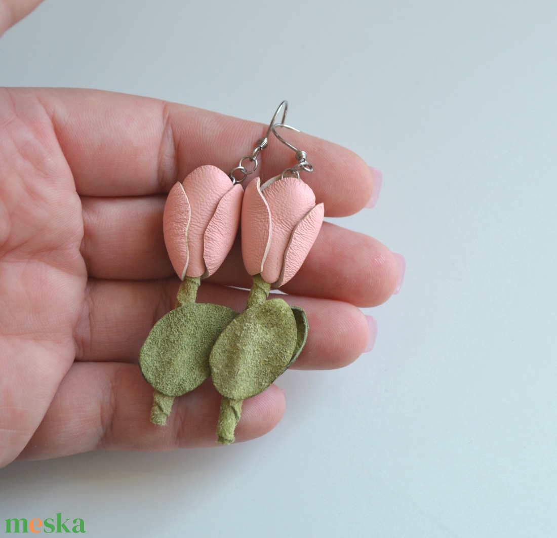 Tulipánok-fülbevaló valódi bőrből  - ékszer - fülbevaló - lógó fülbevaló - Meska.hu