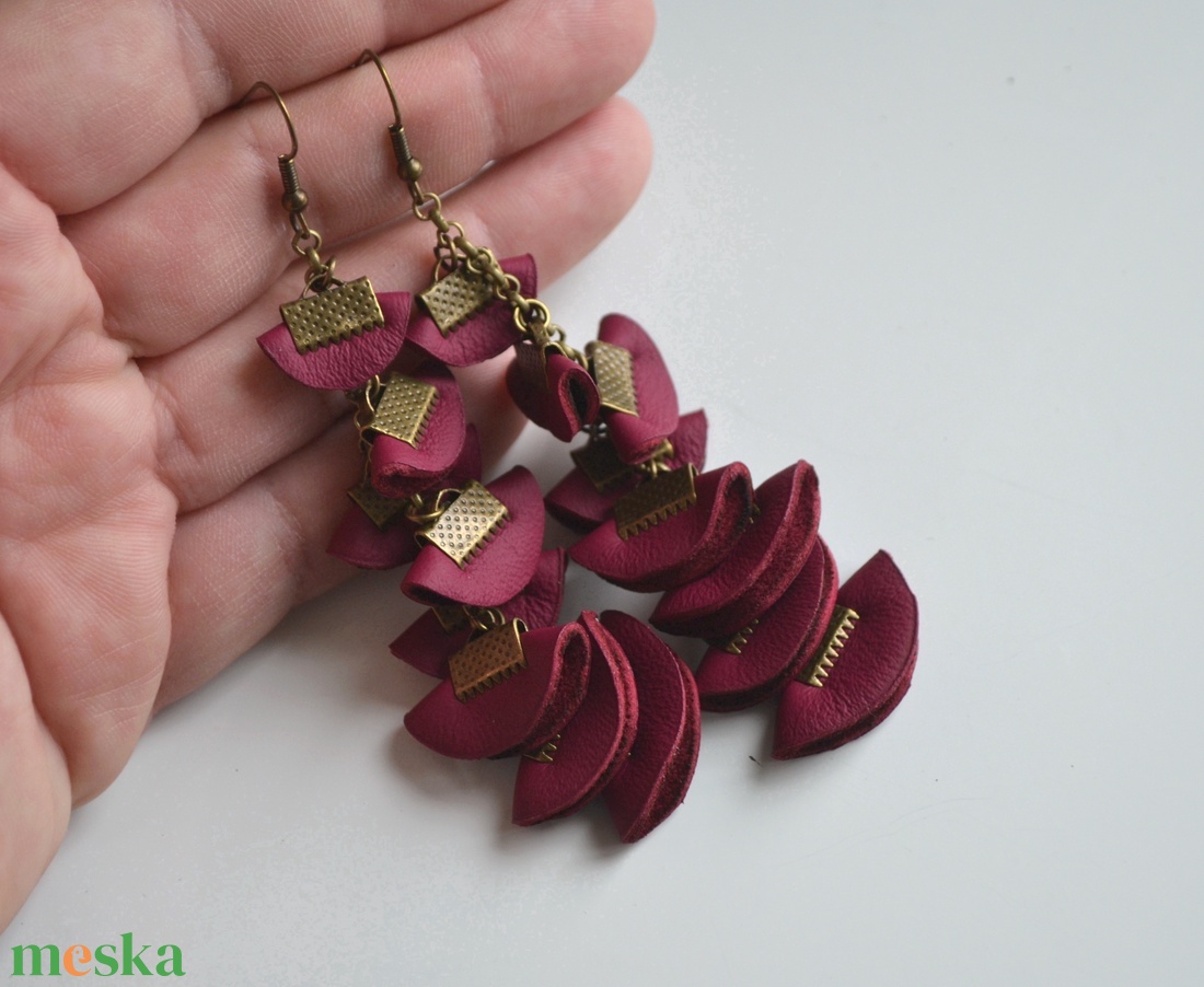 Szirmok szabadon-valódi bőr fülbevaló  - ékszer - fülbevaló - lógó fülbevaló - Meska.hu