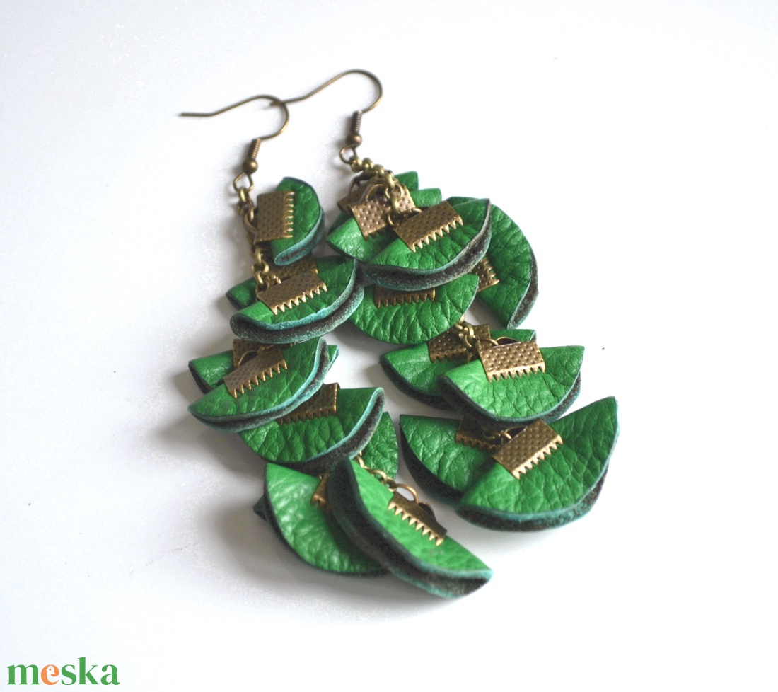 Szirmok szabadon-valódi bőr fülbevaló  - ékszer - fülbevaló - lógó fülbevaló - Meska.hu