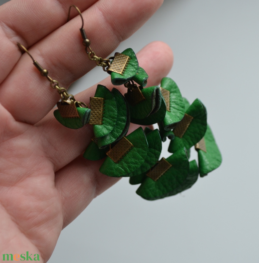 Szirmok szabadon-valódi bőr fülbevaló  - ékszer - fülbevaló - lógó fülbevaló - Meska.hu