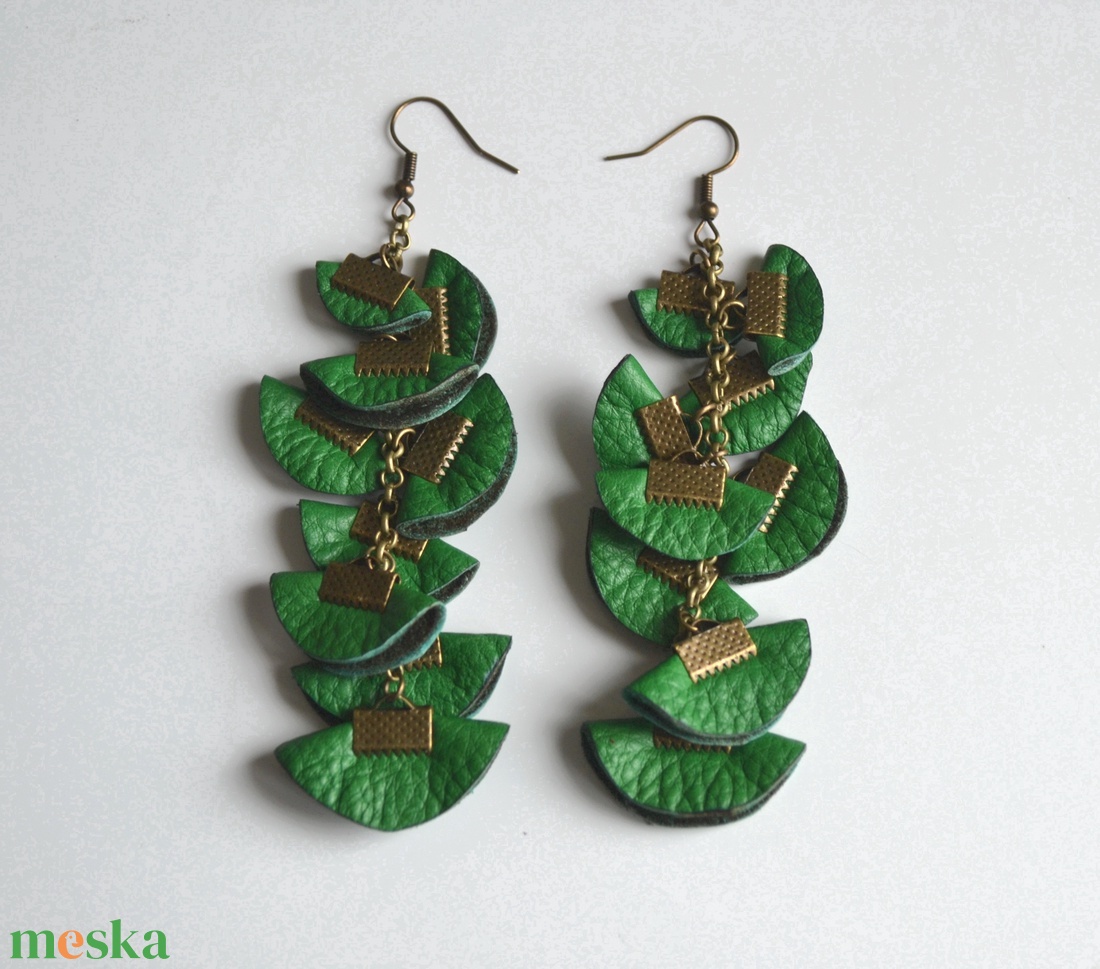 Szirmok szabadon-valódi bőr fülbevaló  - ékszer - fülbevaló - lógó fülbevaló - Meska.hu