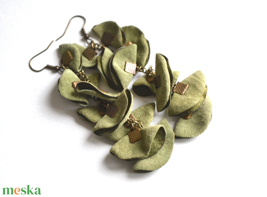 Szirmok szabadon-valódi bőr fülbevaló  - ékszer - fülbevaló - lógó fülbevaló - Meska.hu