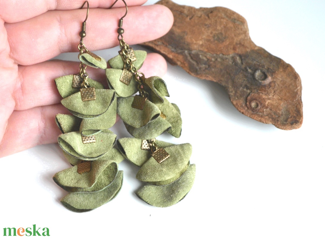 Szirmok szabadon-valódi bőr fülbevaló  - ékszer - fülbevaló - lógó fülbevaló - Meska.hu