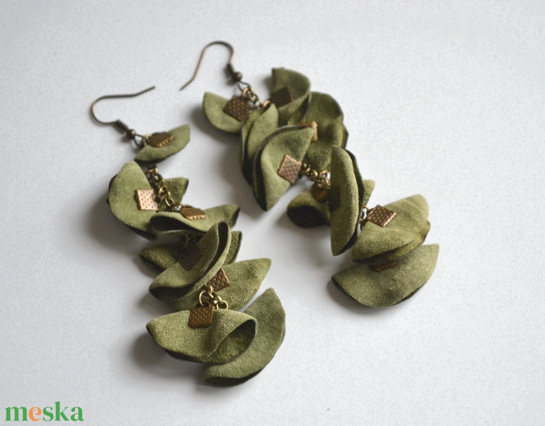 Szirmok szabadon-valódi bőr fülbevaló  - ékszer - fülbevaló - lógó fülbevaló - Meska.hu