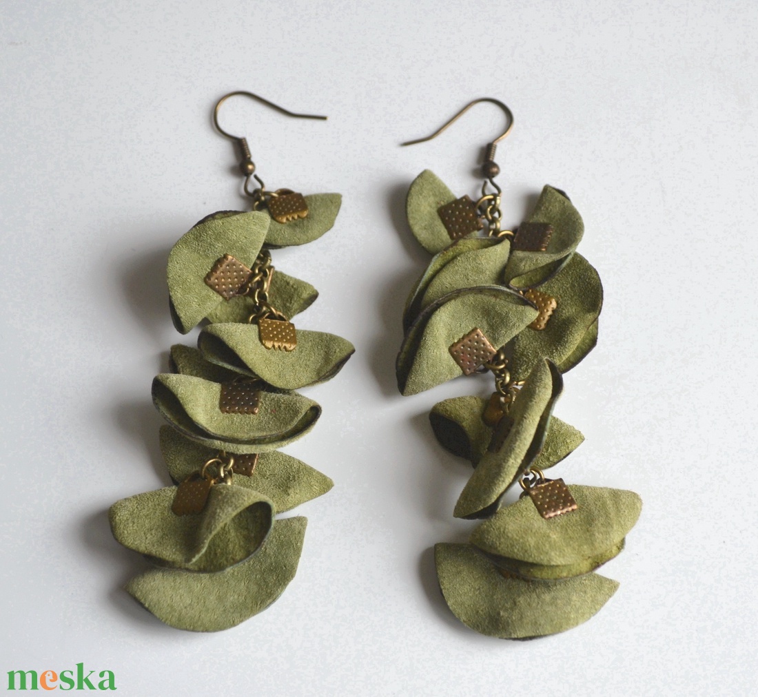 Szirmok szabadon-valódi bőr fülbevaló  - ékszer - fülbevaló - lógó fülbevaló - Meska.hu