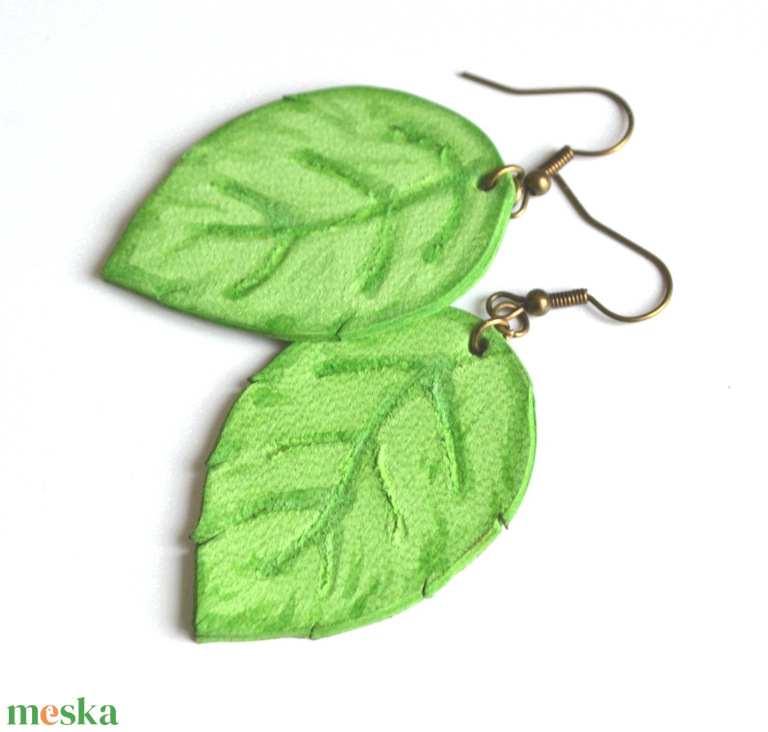 Levélke-fülbevaló valódi bőrből - ékszer - fülbevaló - lógó fülbevaló - Meska.hu