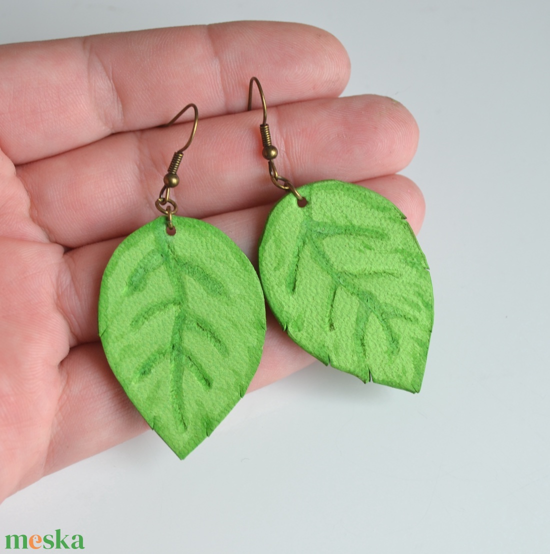 Levélke-fülbevaló valódi bőrből - ékszer - fülbevaló - lógó fülbevaló - Meska.hu