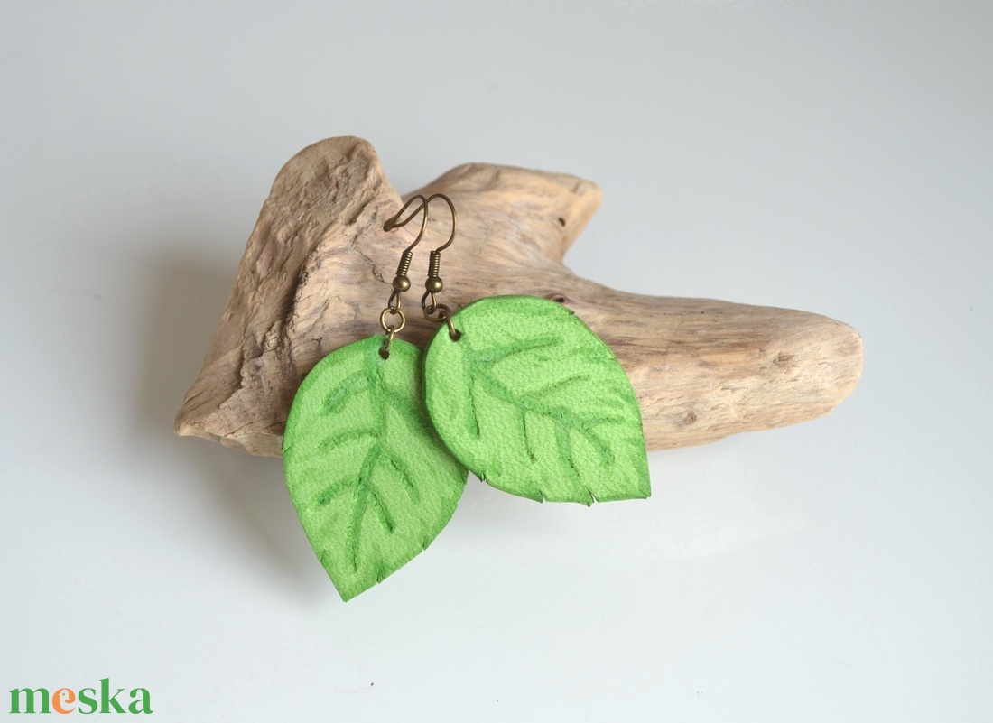 Levélke-fülbevaló valódi bőrből - ékszer - fülbevaló - lógó fülbevaló - Meska.hu