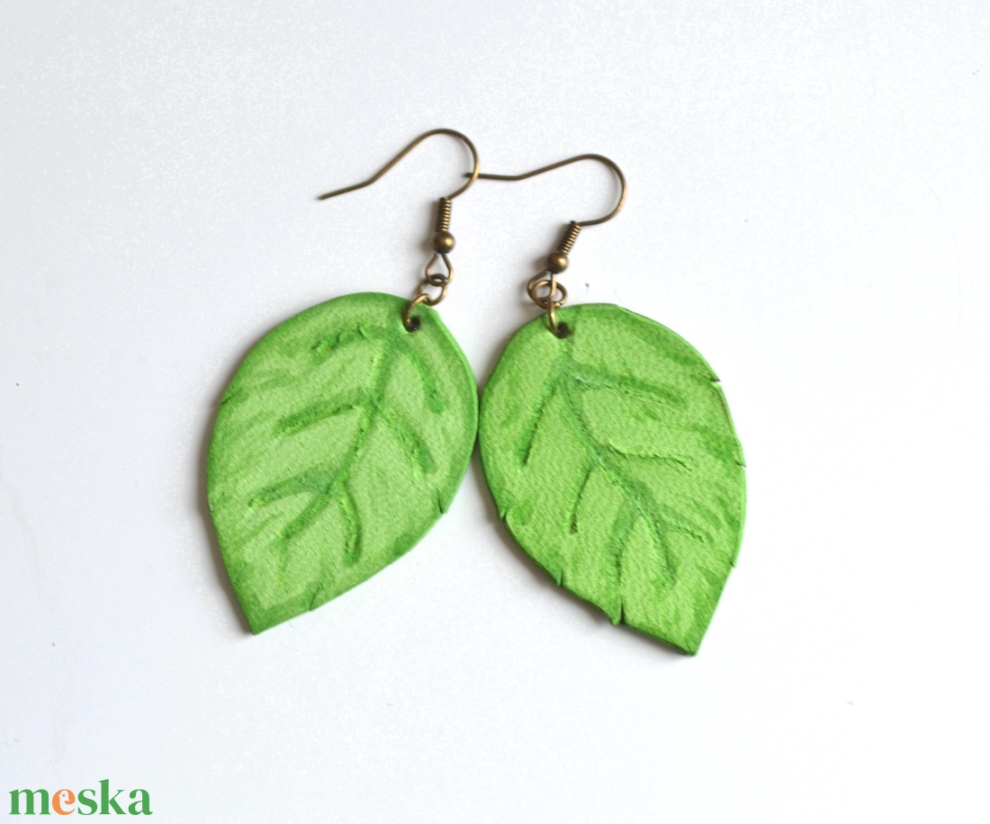 Levélke-fülbevaló valódi bőrből - ékszer - fülbevaló - lógó fülbevaló - Meska.hu