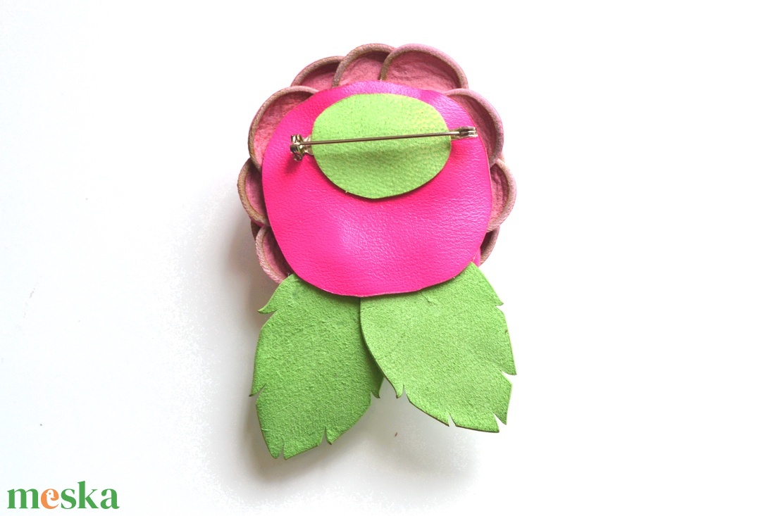 Magenta rózsa extra-kitűző valódi bőrből - ékszer - kitűző és bross - Meska.hu