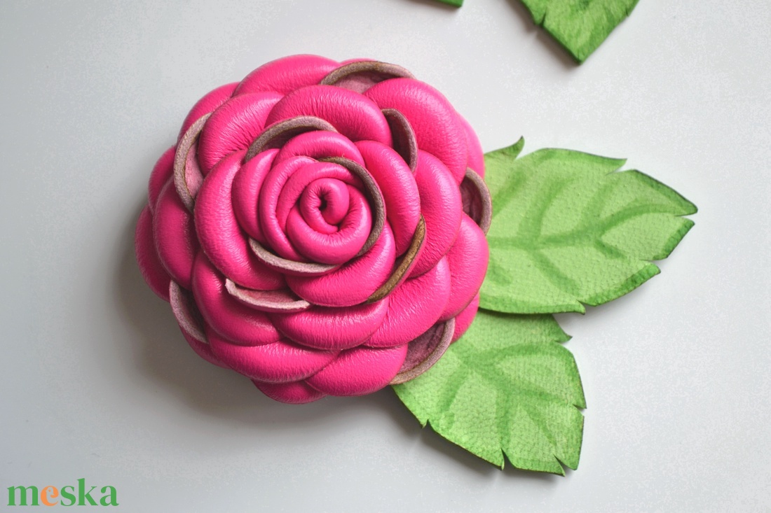 Magenta rózsa extra-kitűző valódi bőrből - ékszer - kitűző és bross - Meska.hu