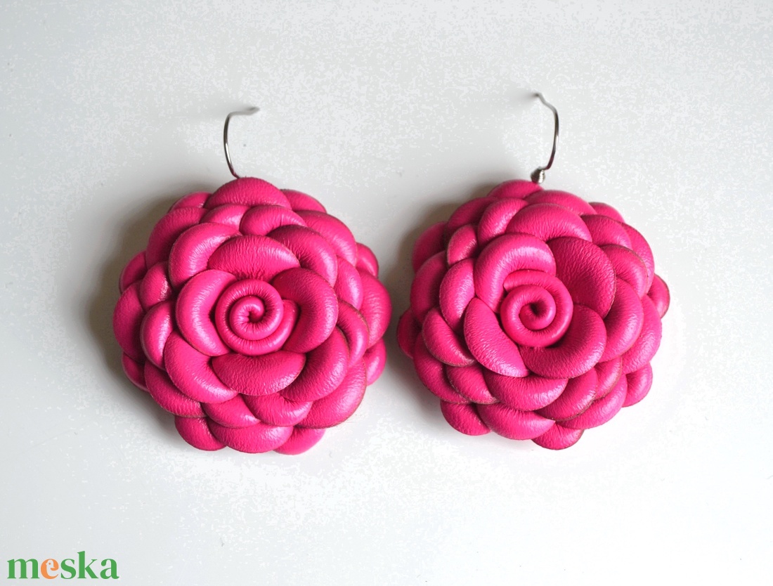 Pink virág extra-fülbevaló valódi bőrből - ékszer - fülbevaló - lógó fülbevaló - Meska.hu