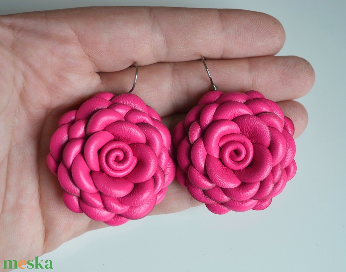 Pink virág extra-fülbevaló valódi bőrből - ékszer - fülbevaló - lógó fülbevaló - Meska.hu