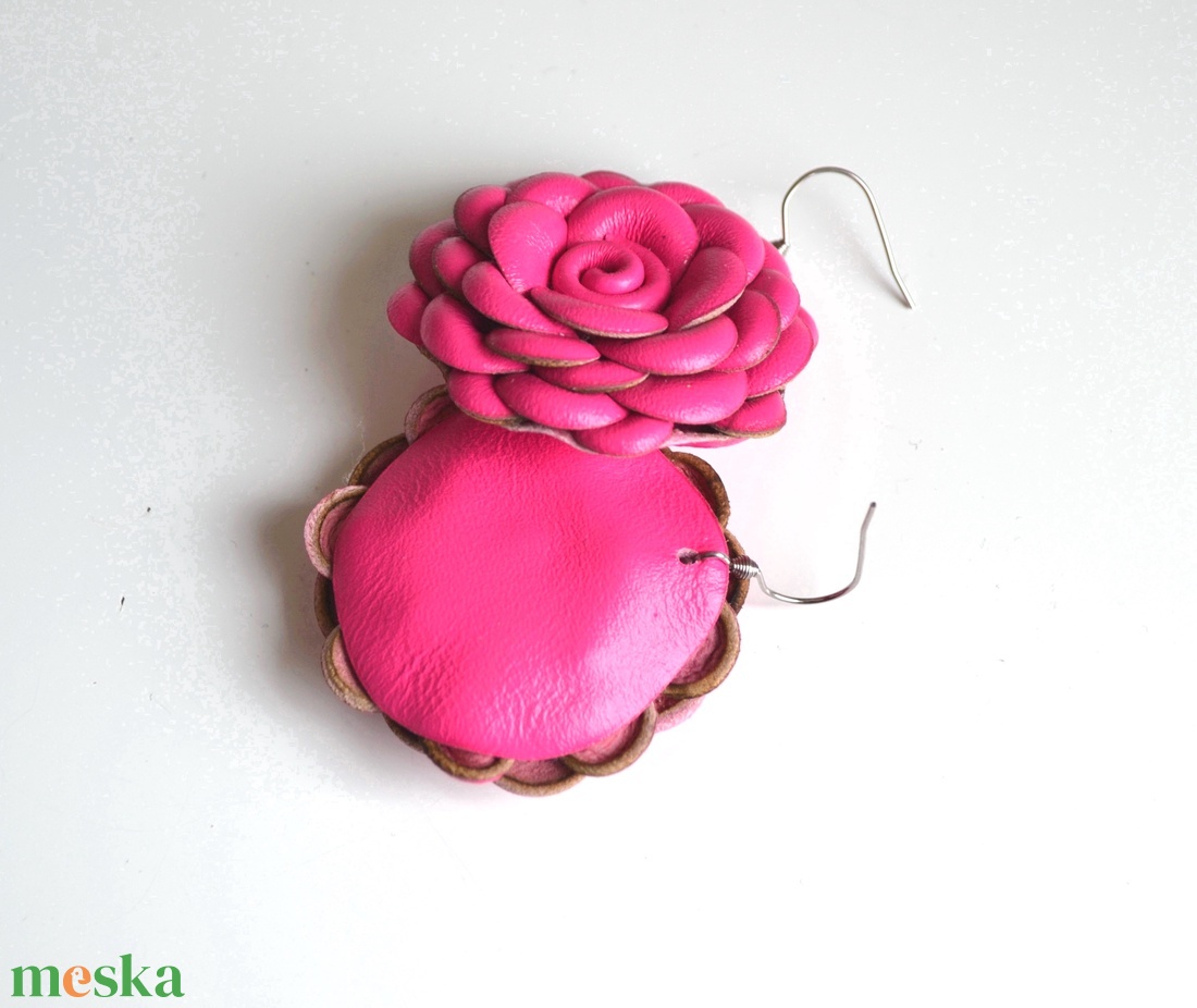 Pink virág extra-fülbevaló valódi bőrből - ékszer - fülbevaló - lógó fülbevaló - Meska.hu
