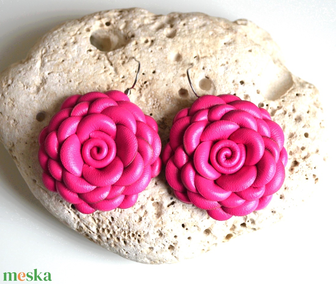 Pink virág extra-fülbevaló valódi bőrből - ékszer - fülbevaló - lógó fülbevaló - Meska.hu