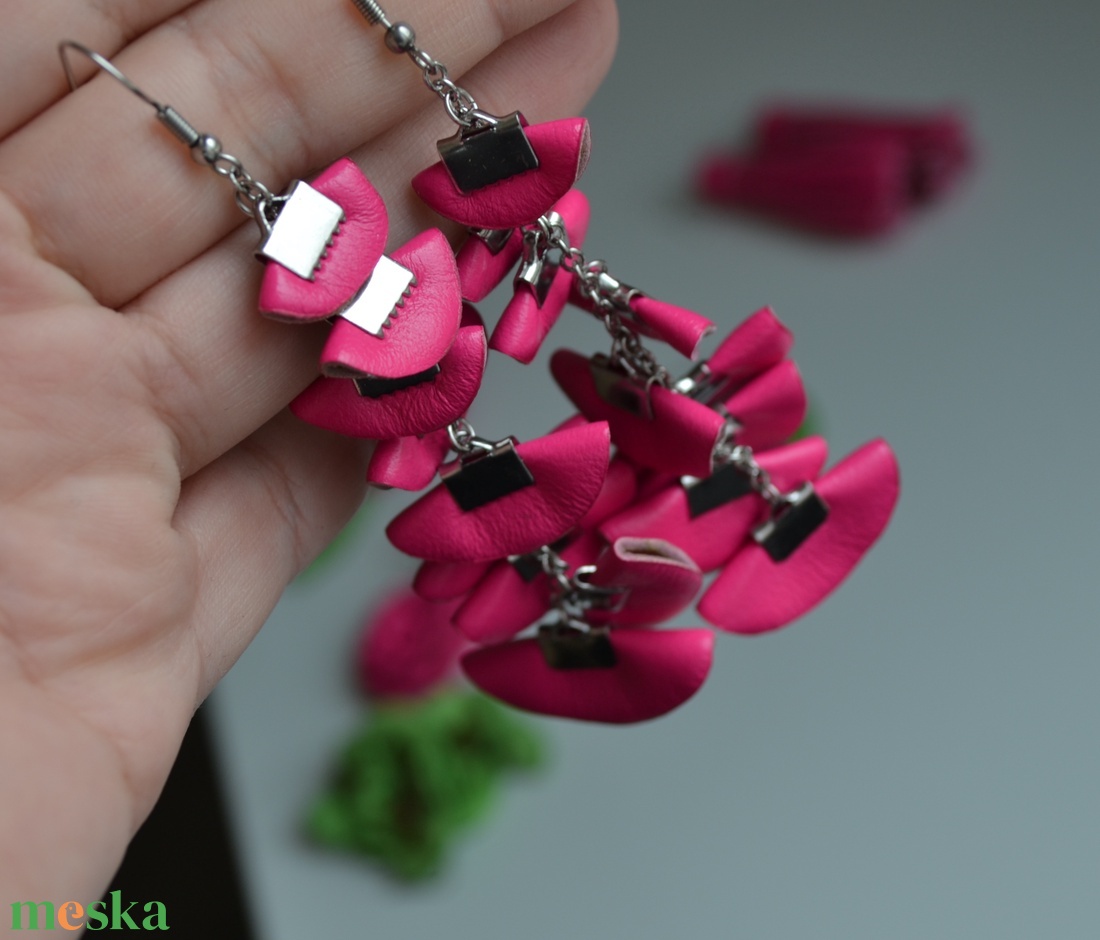 Szirmok szabadon-valódi bőr fülbevaló  - ékszer - fülbevaló - lógó fülbevaló - Meska.hu