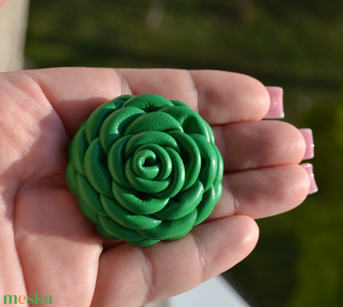 Borsó rózsa-extra kitűző valódi bőrből - ékszer - kitűző és bross - Meska.hu