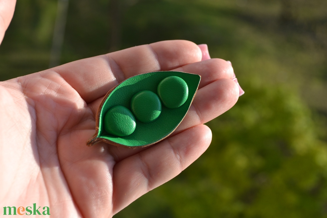 Borsó-valódi bőr kitűző - ékszer - kitűző és bross - Meska.hu