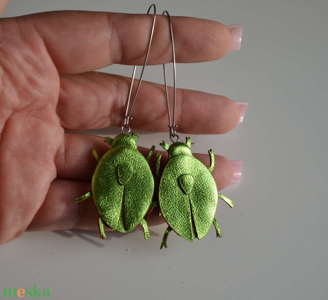 Aranyos rózsabogarak-fülbevaló valódi bőrből - ékszer - kitűző és bross - Meska.hu