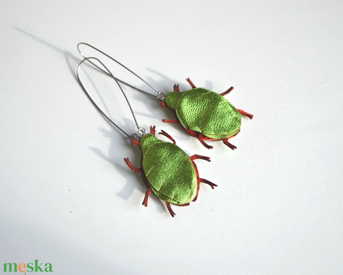 Aranyos rózsabogarak-fülbevaló valódi bőrből - ékszer - kitűző és bross - Meska.hu