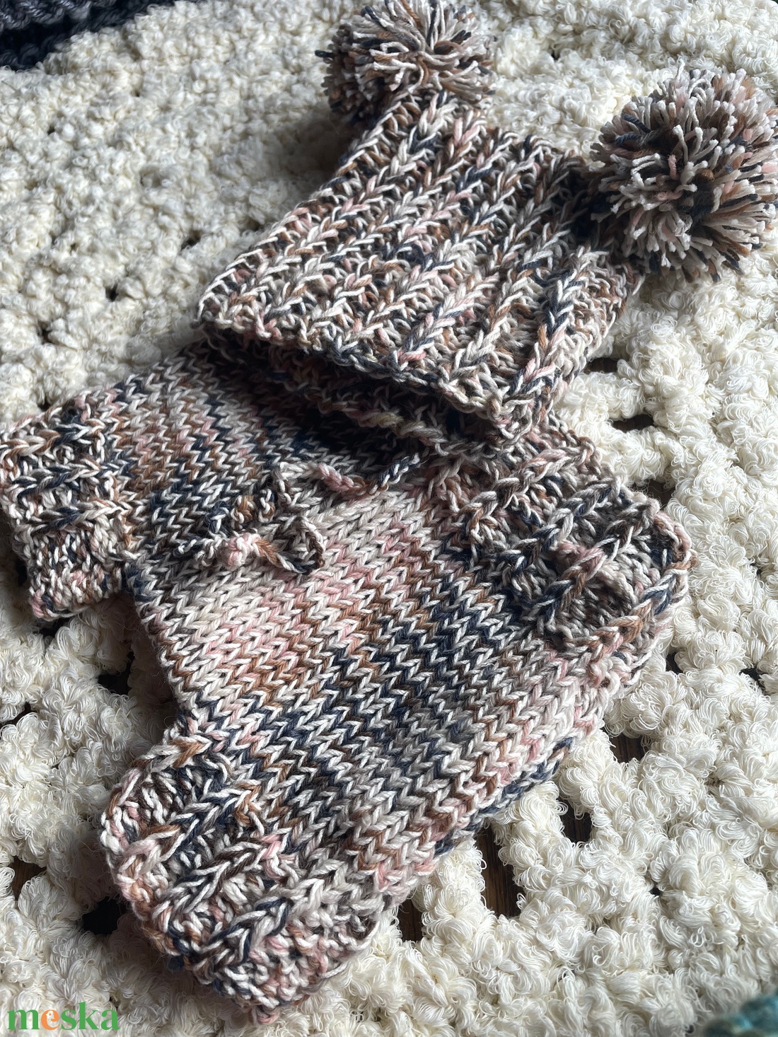 Kötött babasapka és nadrág újszülöttfotózáshoz - baba - mama - babafotózás - babafotózási kellékek - Meska.hu