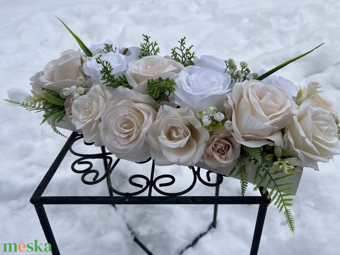 Esküvői asztaldísz barack és fehér színben - esküvő - dekoráció - helyszíni dekor - Meska.hu