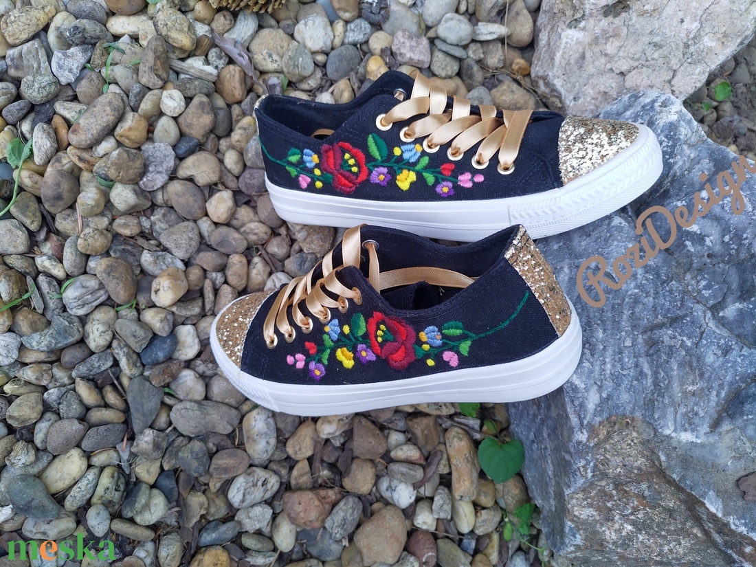 Kalocsai virágos tornacipő kézzel hímzett, arany csillogós orrú,  37-es méret  - ruha & divat - cipő & papucs - cipő, szandál - Meska.hu