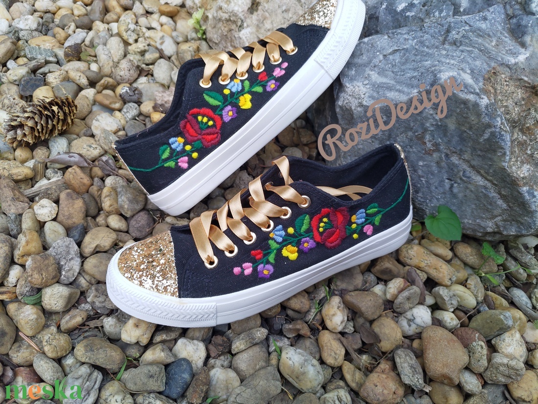 Kalocsai virágos tornacipő kézzel hímzett, arany csillogós orrú,  37-es méret  - ruha & divat - cipő & papucs - cipő, szandál - Meska.hu