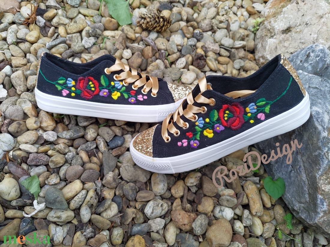 Kalocsai virágos tornacipő kézzel hímzett, arany csillogós orrú,  37-es méret  - ruha & divat - cipő & papucs - cipő, szandál - Meska.hu