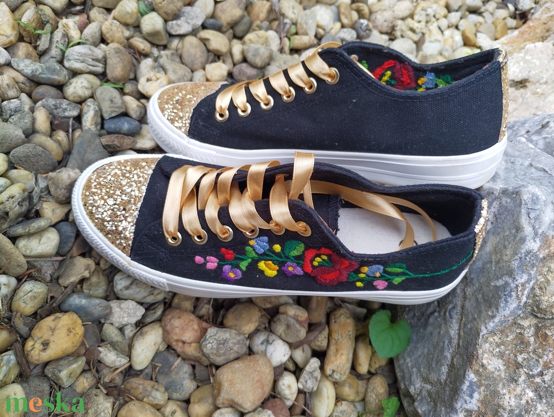 Kalocsai virágos tornacipő kézzel hímzett, arany csillogós orrú,  37-es méret  - ruha & divat - cipő & papucs - cipő, szandál - Meska.hu