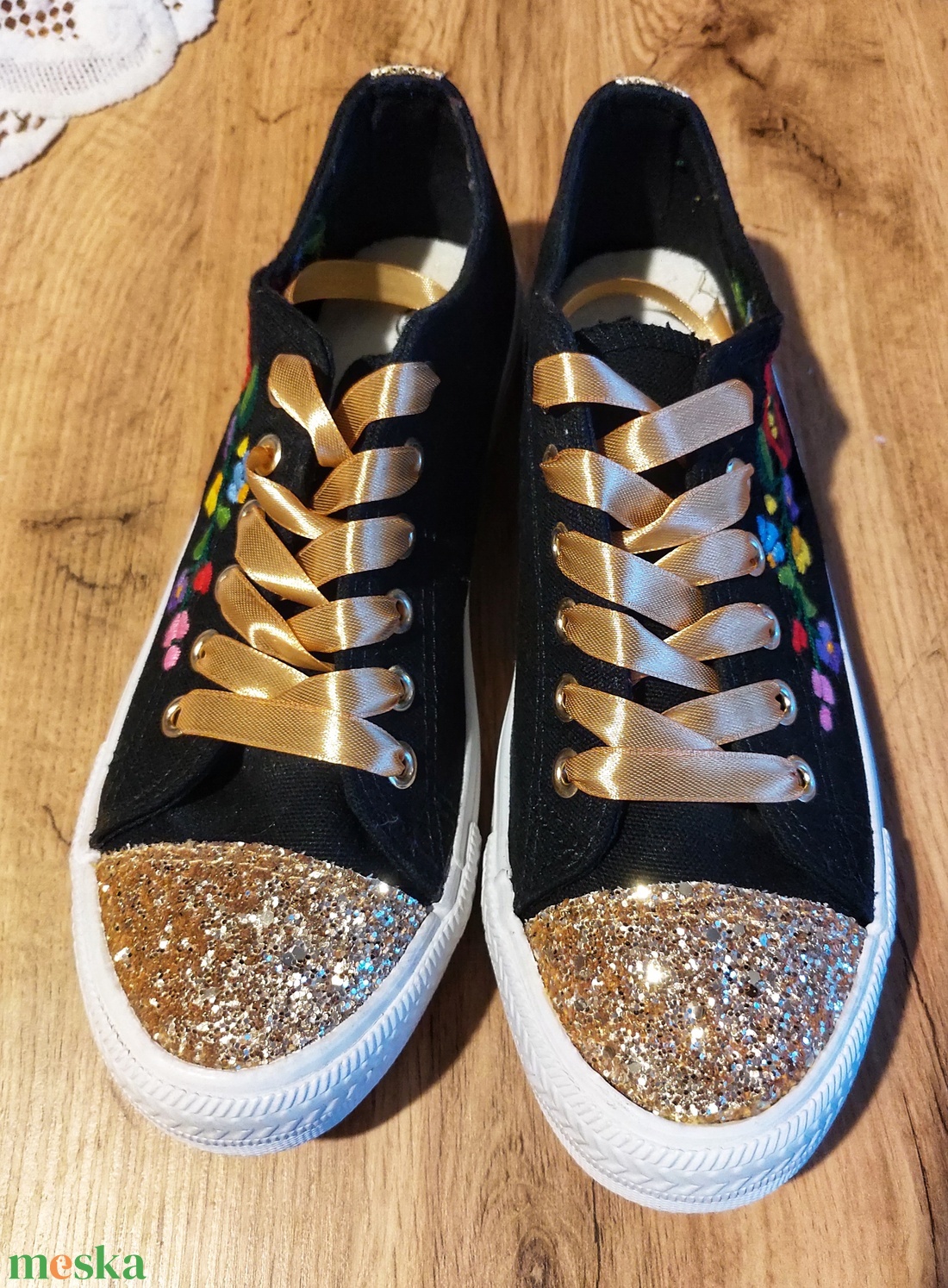 Kalocsai virágokkal kézzel hímzett tornacipő csillogó orral és sarokkal, 37-es méret  - ruha & divat - cipő & papucs - cipő, szandál - Meska.hu