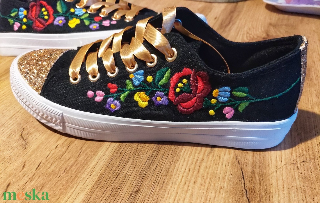 Kalocsai virágokkal kézzel hímzett tornacipő csillogó orral és sarokkal, 37-es méret  - ruha & divat - cipő & papucs - cipő, szandál - Meska.hu