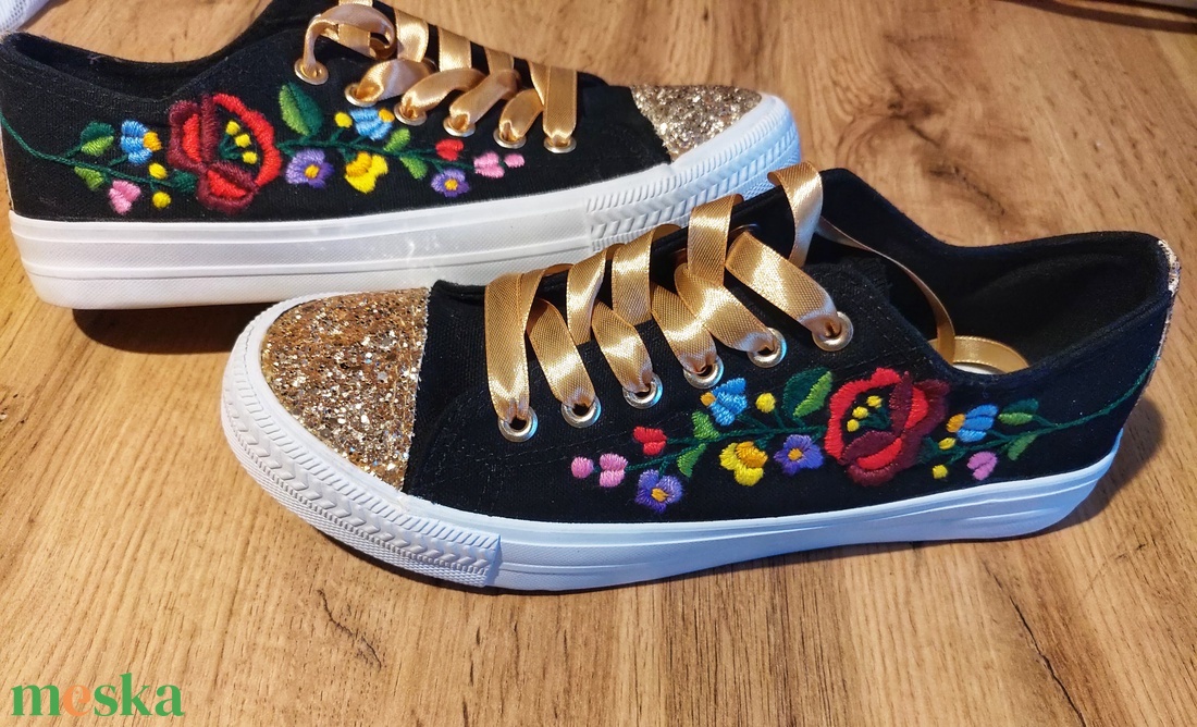 Kalocsai virágokkal kézzel hímzett tornacipő csillogó orral és sarokkal, 37-es méret  - ruha & divat - cipő & papucs - cipő, szandál - Meska.hu