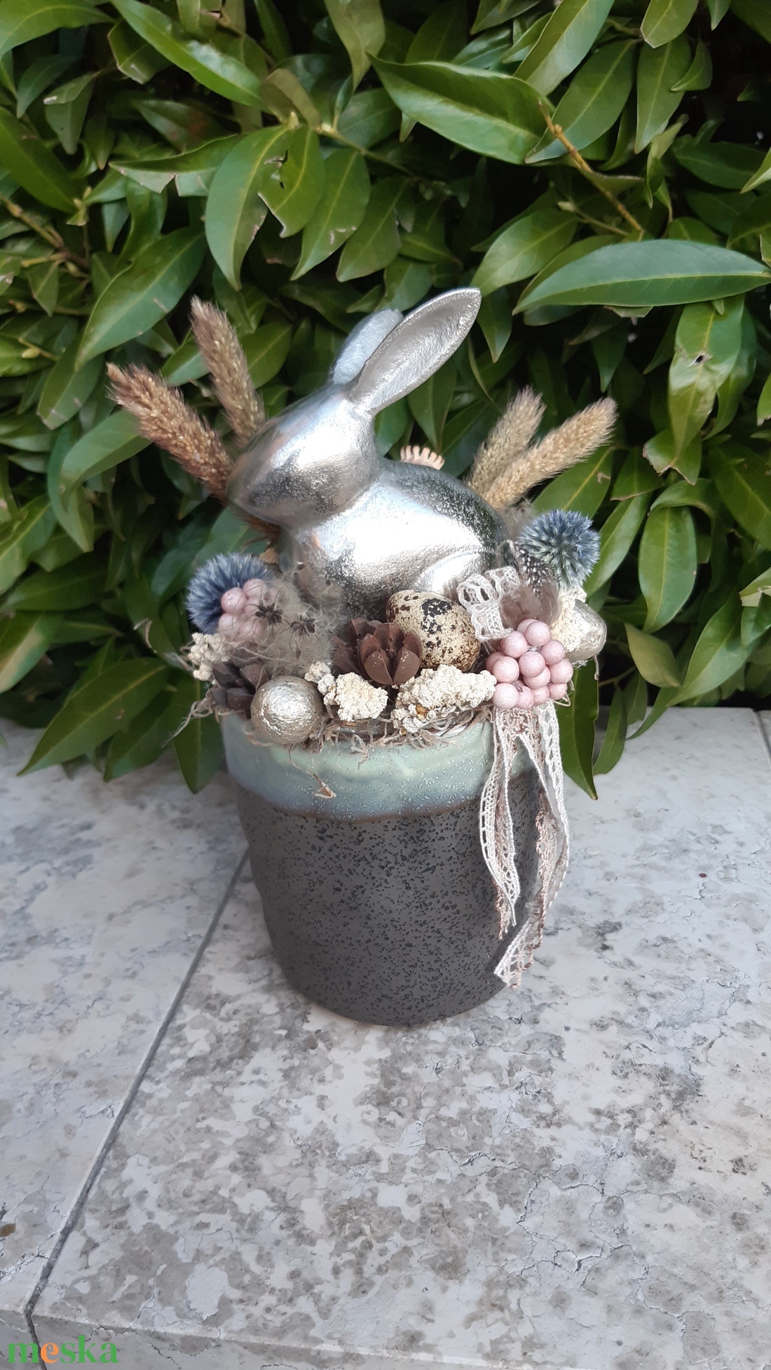 Fémes nyuszi mázas kaspóban - ünnepi díszek, dekorációk - húsvéti díszek és dekorációk - húsvéti ablakdíszek - Meska.hu