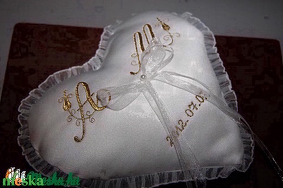 Szív gyűrűpárna monogrammal-dátummal egyedi-fehér - esküvő - kiegészítők - gyűrűtartó & gyűrűpárna - Meska.hu