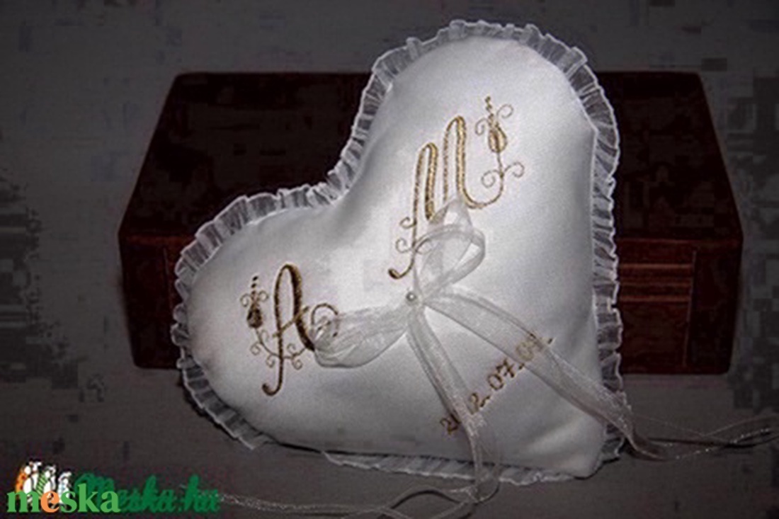 Szív gyűrűpárna monogrammal-dátummal egyedi-fehér - esküvő - kiegészítők - gyűrűtartó & gyűrűpárna - Meska.hu