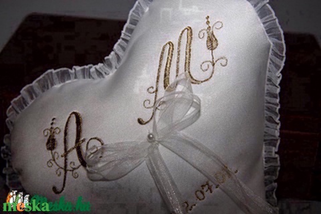Szív gyűrűpárna monogrammal-dátummal egyedi-fehér - esküvő - kiegészítők - gyűrűtartó & gyűrűpárna - Meska.hu